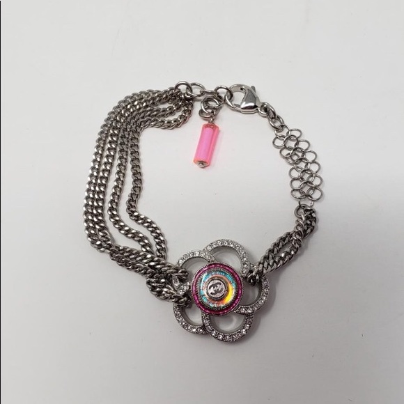 CHANEL cc silver, silver tone camellia bracelet. - Picture 4 of 8